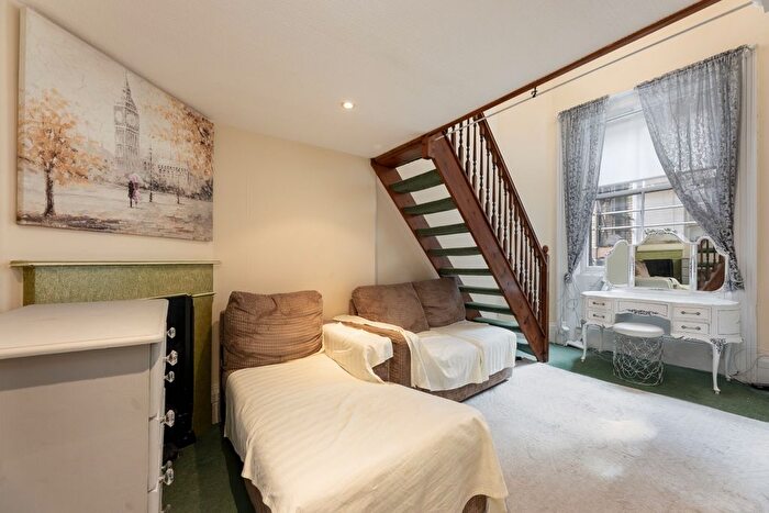 Studio To Rent In De Vere Gardens, London, W8