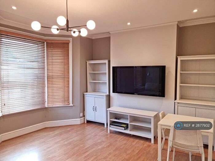 3 Bedroom Flat To Rent In Leyton, London, E10