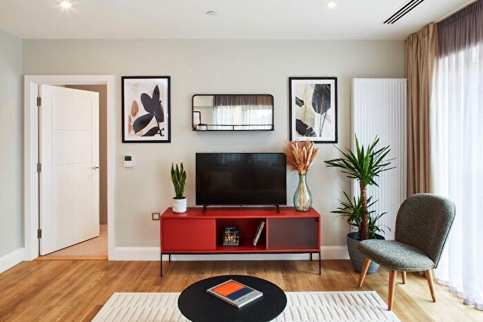 2 Bedroom Apartment To Rent In Moat Street, London, SW11