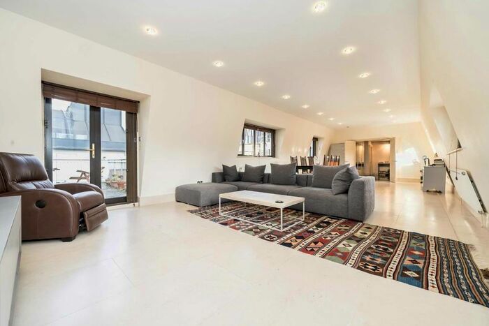 3 Bedroom Flat To Rent In Minories, London, EC3N