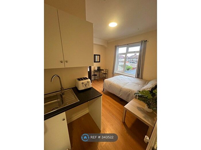 Studio To Rent In Greenland Crescent, Southall, UB2