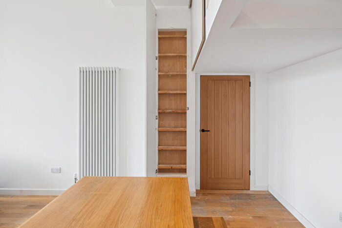 1 Bedroom Flat For Sale In Ingram Street, Merchant City, G1