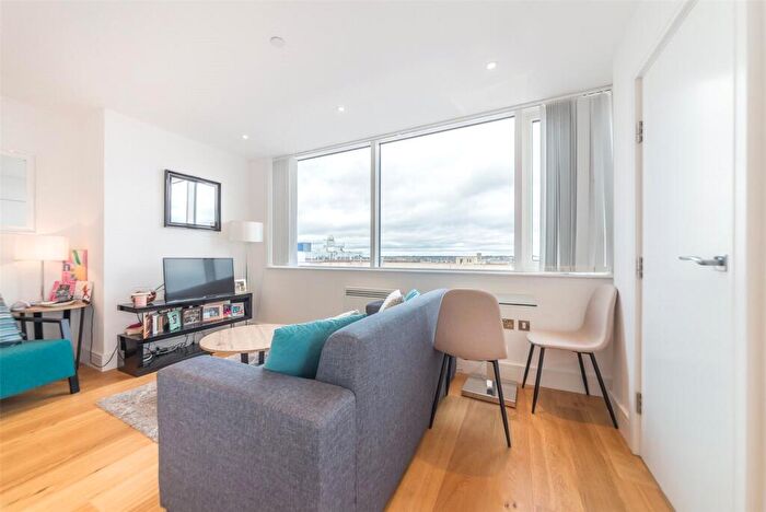 Apartment To Rent In High Street, Slough, Berkshire, SL1