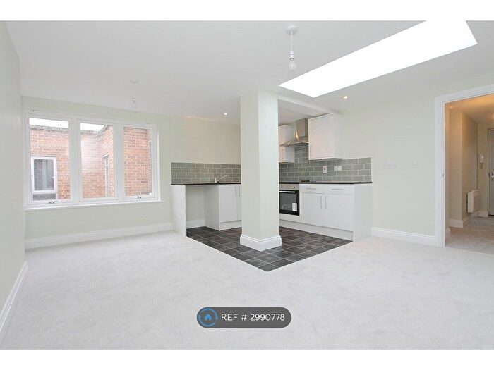 2 Bedroom Flat To Rent In High Street, Andover, SP10