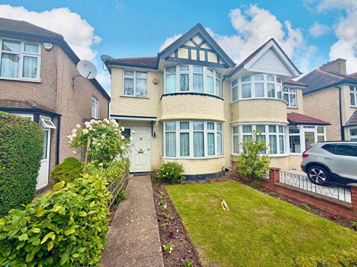 3 Bedroom Semi Detached House For Sale In Princes Avenue, Kingsbury, London, NW9