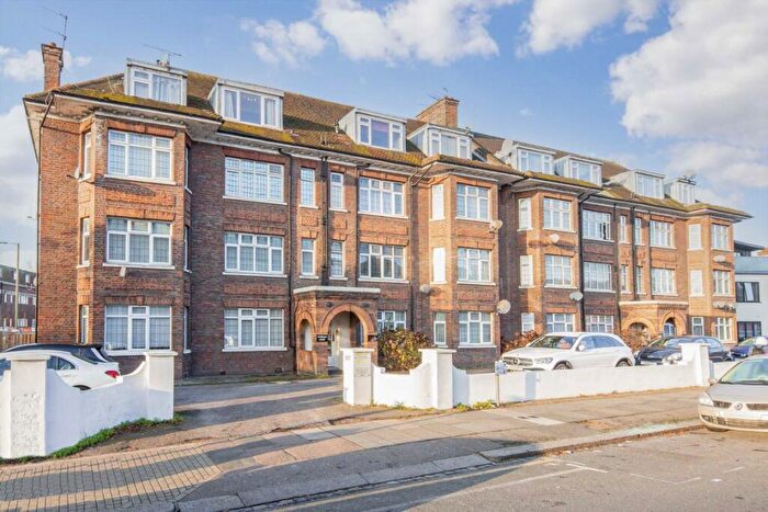 4 Bedroom Flat To Rent In Wykeham Road, London, NW4