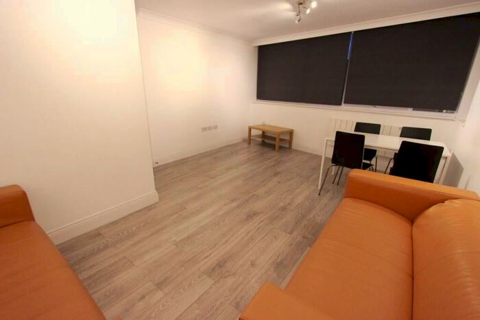 2 Bedroom Apartment To Rent In High Road, London, N12