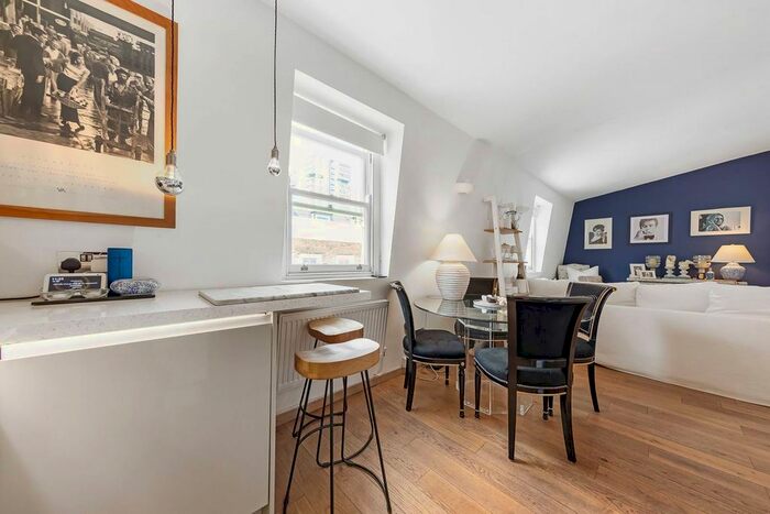 1 Bedroom Flat To Rent In Wellington House, Battersea, - Wandsworth Road, SW8