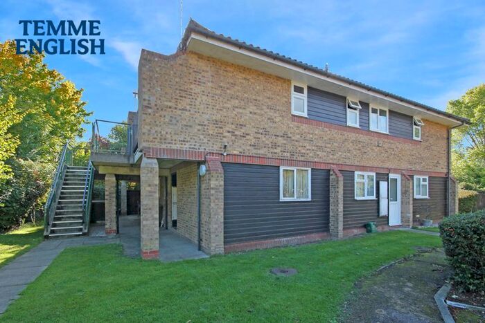 2 Bedroom Flat To Rent In Woodstock Gardens, Laindon, Basildon, SS15