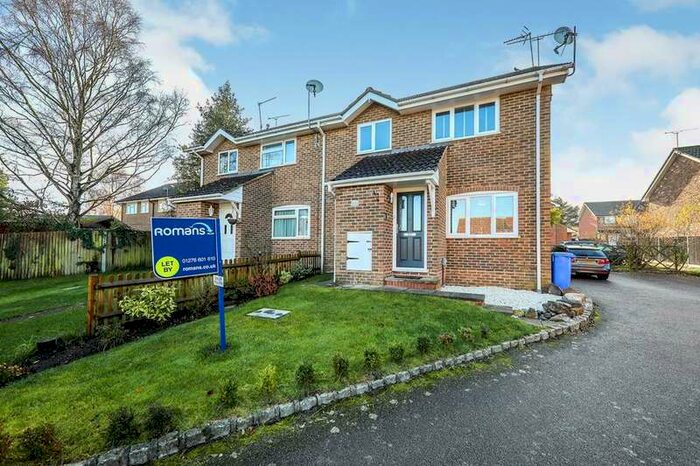 2 Bedroom End Of Terrace House To Rent In Ryves Avenue, Yateley, GU46