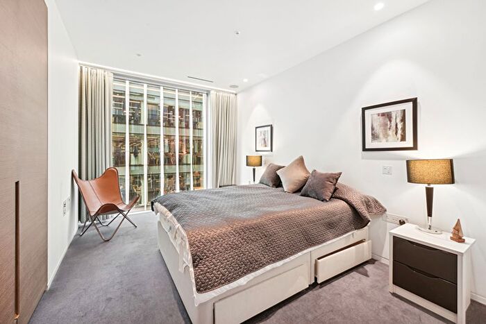 2 Bedroom Flat To Rent In Buckingham Palace Road, Westminster, SW1W