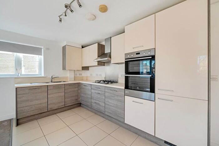 2 Bedroom Flat For Sale In Knaphill, Surrey, GU21