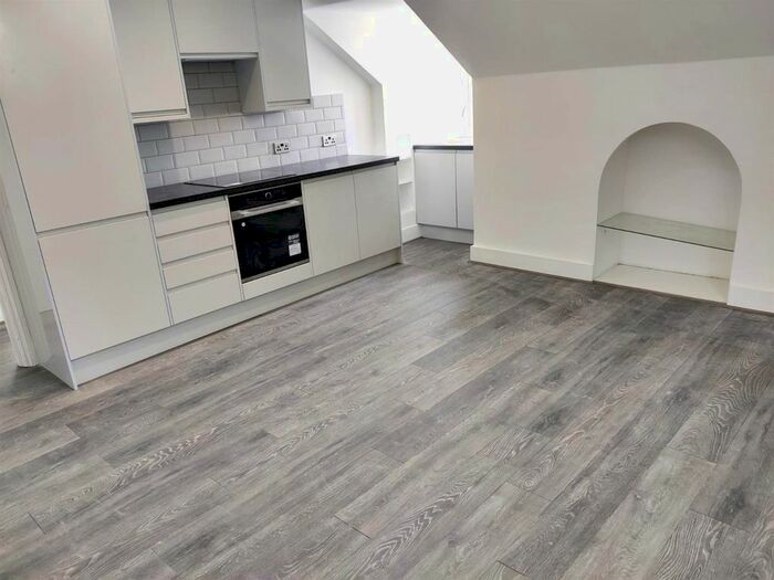3 Bedroom Flat To Rent In Longley Road, London, SW17