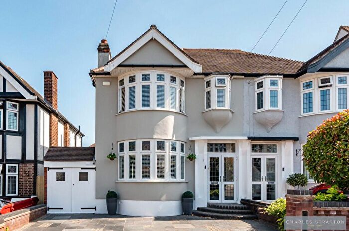3 Bedroom Detached House For Sale In Parkland Avenue, Romford, RM1