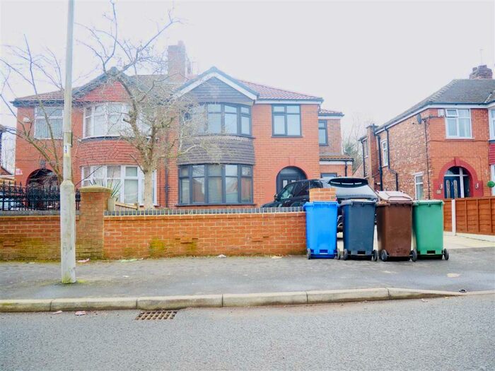 5 Bedroom Semi-Detached House To Rent In Meade Hill Road, Manchester, M8