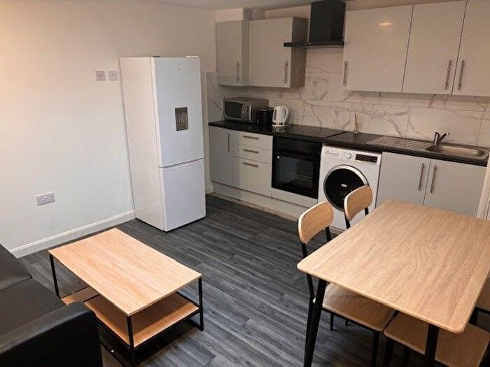 3 Bedroom Flat To Rent In Temple Street, London, E2