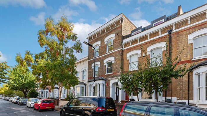 2 Bedroom Flat For Sale In Navarino Road, London, E8