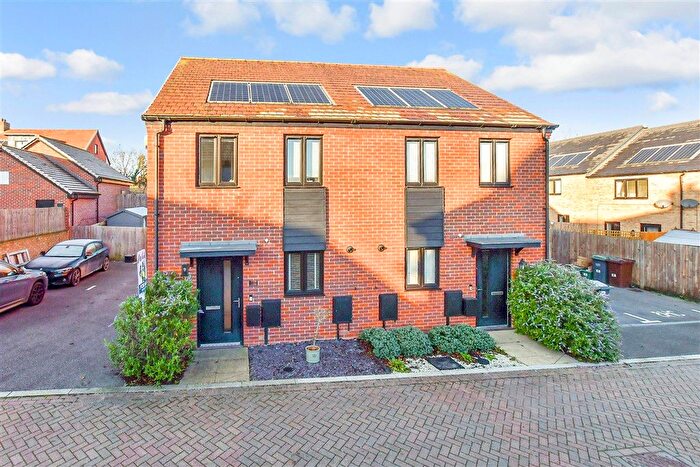 2 Bedroom Semi Detached House For Sale In Rose Avenue, Leybourne, West Malling, Kent, ME19