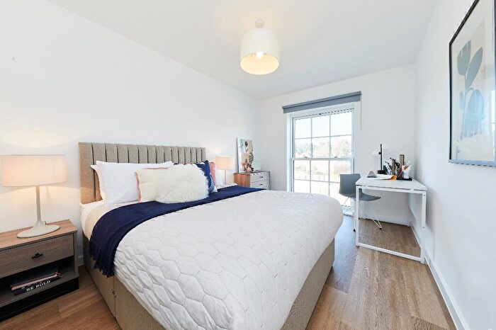 3 Bedroom Apartment To Rent In Old Market Place, Farnham, Surrey, GU9