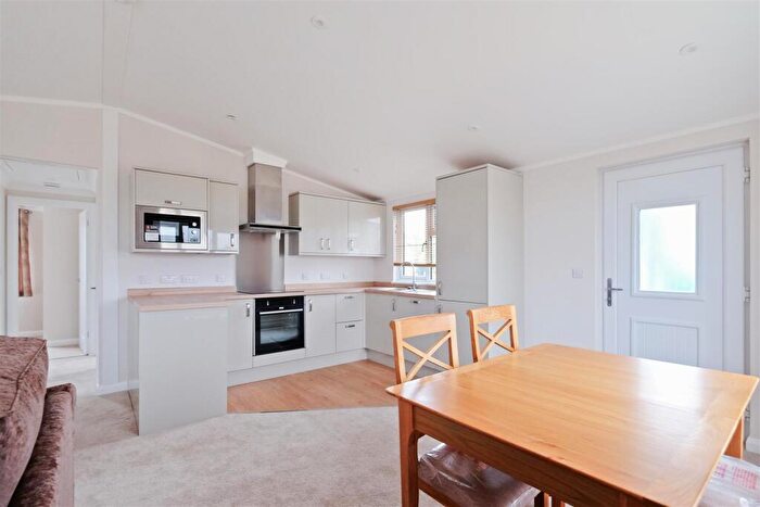 2 Bedroom Park Home For Sale In Applegarth Park, Seasalter, Whitstable, CT5
