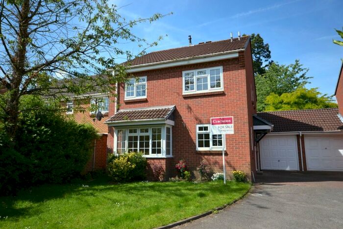 4 Bedroom Link Detached House To Rent In Southerland Close, Weybridge, KT13