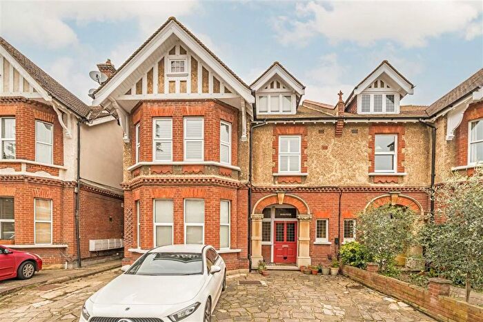 1 Bedroom Flat To Rent In Vicarage Road, Hampton Wick, KT1