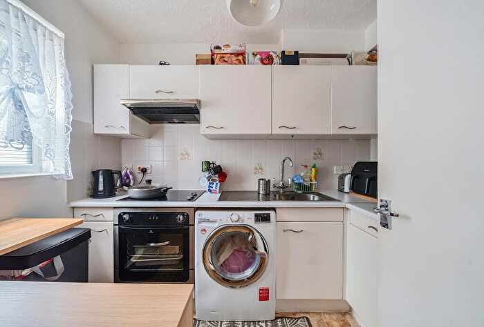 1 Bedroom Apartment For Sale In Kingston Gardens, Beddington, CR0