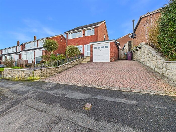 3 Bedroom Detached House For Sale In Hollins Spring Avenue, Dronfield, S18