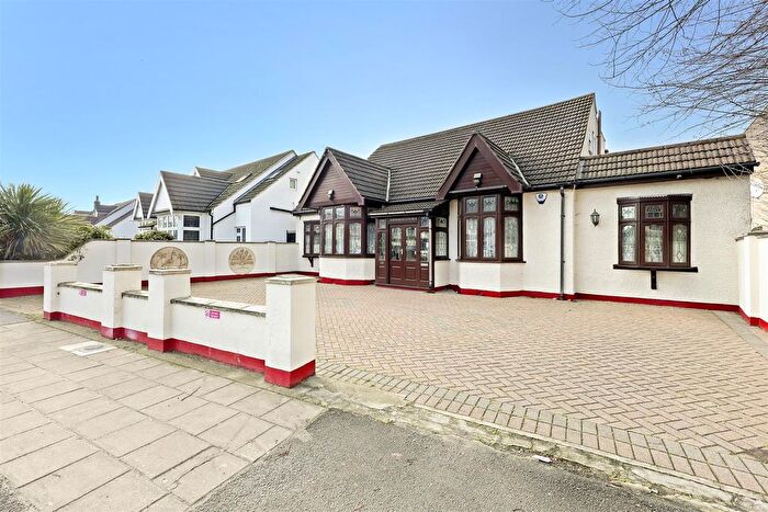6 Bedroom Detached Bungalow For Sale In Goodmayes Lane, Goodmayes, IG3