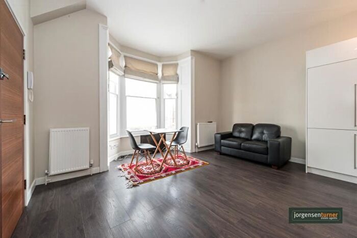 1 Bedroom Flat To Rent In Oaklands Grove, London, W12