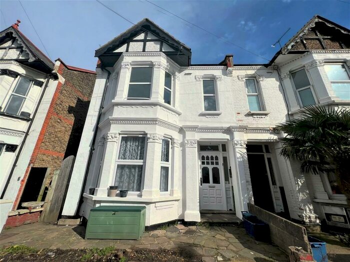 2 Bedroom Flat To Rent In Hainault Avenue, Westcliff-On-Sea, SS0