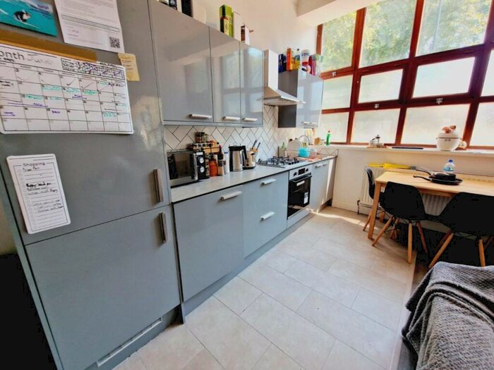 3 Bedroom Flat To Rent In Hornsey Road, Holloway, N7