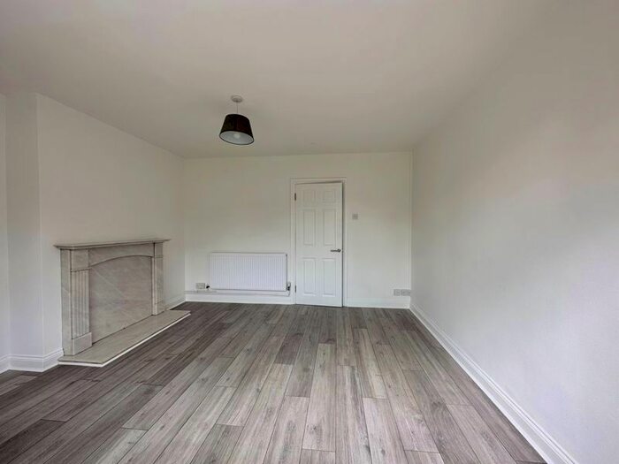 3 Bedroom Semi-Detached House To Rent In Mays Lane, Barnet, EN5