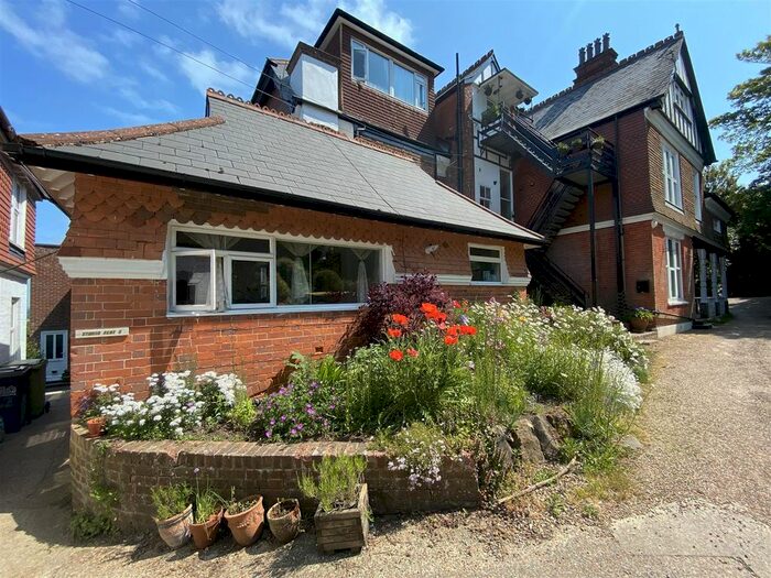 2 Bedroom Flat To Rent In Chowns Hill, Hastings, TN35