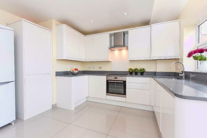 5 Bedroom House To Rent In Milton Road, SO15