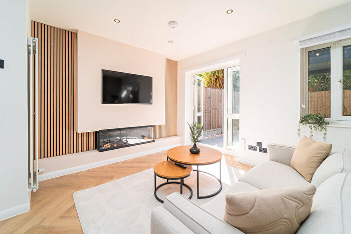 4 Bedroom Ground Maisonette To Rent In Colville Estate, Islington, London, N1