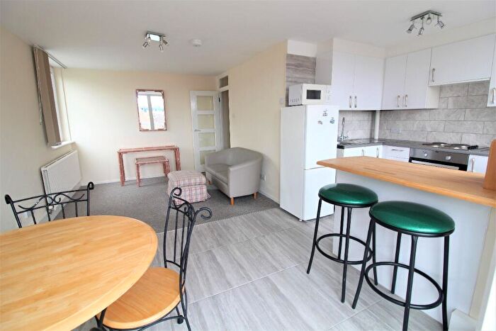 2 Bedroom Flat To Rent In Furze Hill, Hove, BN3