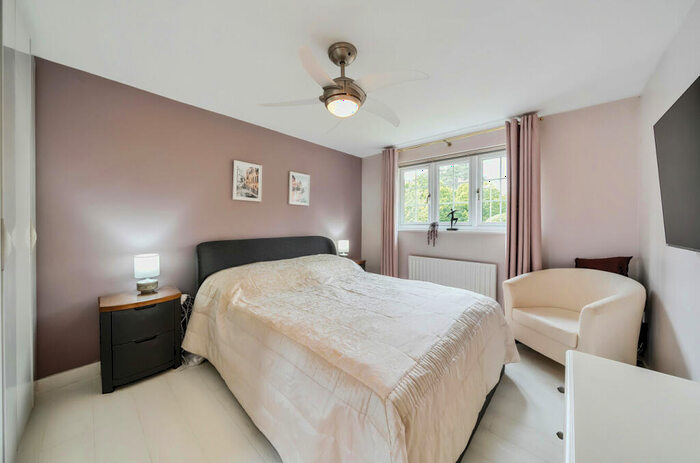 5 Bedroom Detached House For Sale In Fleet Road, Farnborough, Hampshire, GU14