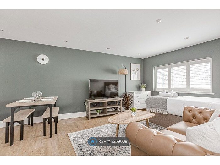 1 Bedroom Flat To Rent In Boon House, Egham, TW20