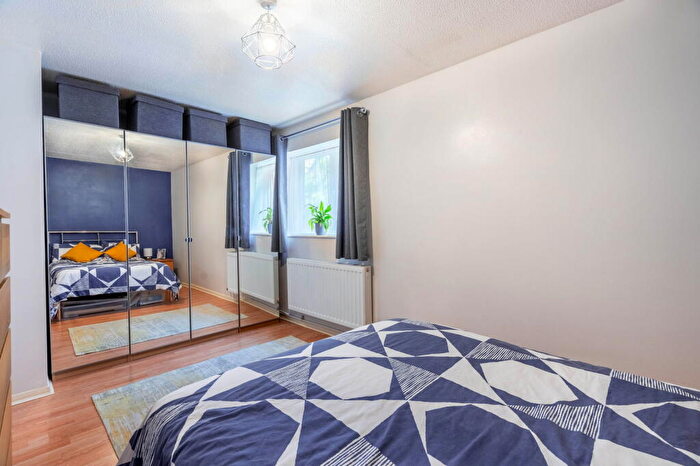 2 Bedroom Apartment For Sale In Taylor Close, St. Albans, AL4