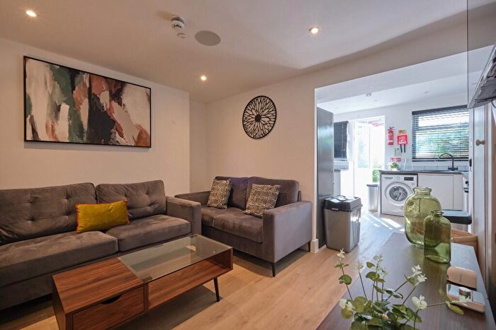 6 Bedroom House Of Multiple Occupation To Rent In St. Helens Avenue, Swansea, Wales, SA1