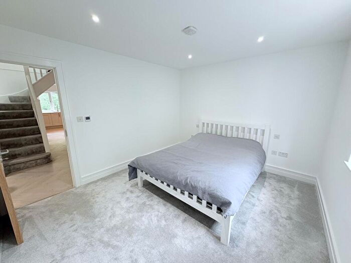 5 Bedroom Flat For Sale In Newgate Street, London, E4