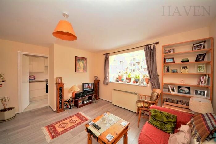 2 Bedroom Flat To Rent In Blackdown Close, London N2