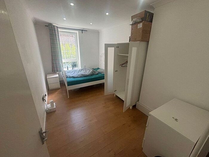 3 Bedroom Flat To Rent In Long Lane, London, SE1