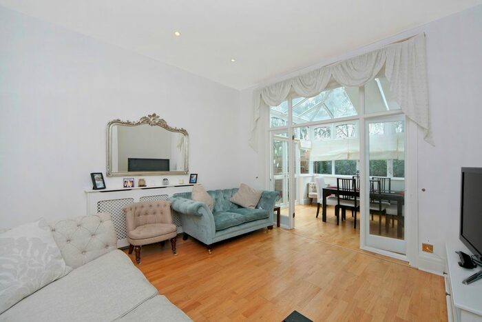 3 Bedroom Flat To Rent In Melbury Gardens, London, SW20