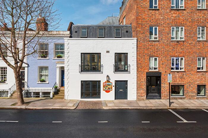 2 Bedroom Mews For Sale In Farm Place, London, W8