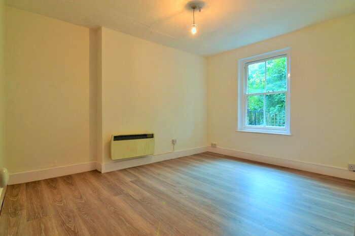 1 Bedroom Flat To Rent In 31 Avondale Road, Garden Flat, Croydon CR2