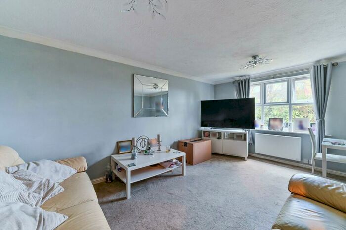 2 Bedroom Flat To Rent In Hadleigh Drive, Sutton, SM2