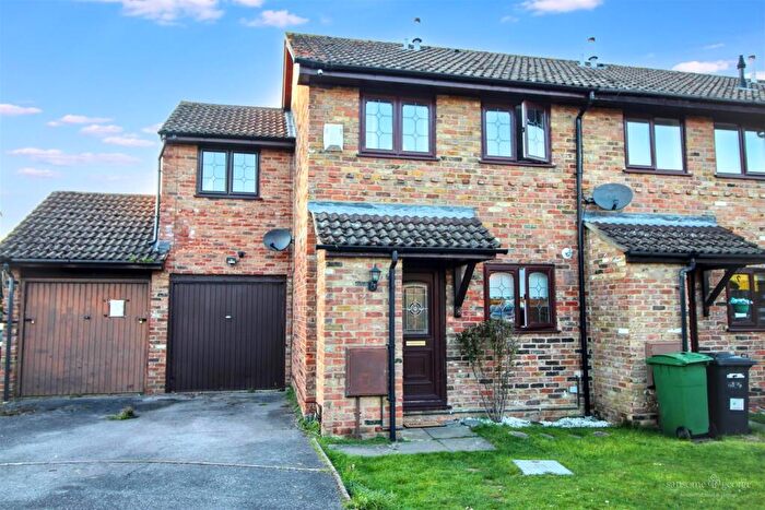 3 Bedroom End Of Terrace House For Sale In Kemerton Close, Calcot, Reading, RG31