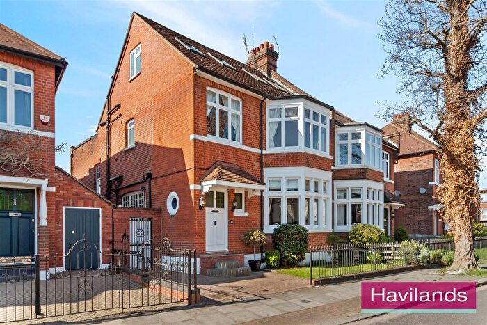 6 Bedroom Property For Sale In Elm Park Road, London, N21